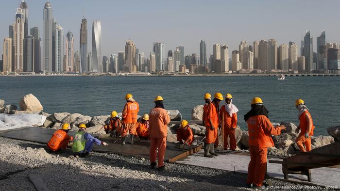 Coronavirus Deepens Risks For Migrant Workers In The Gulf In Depth Dw 01 05 2020