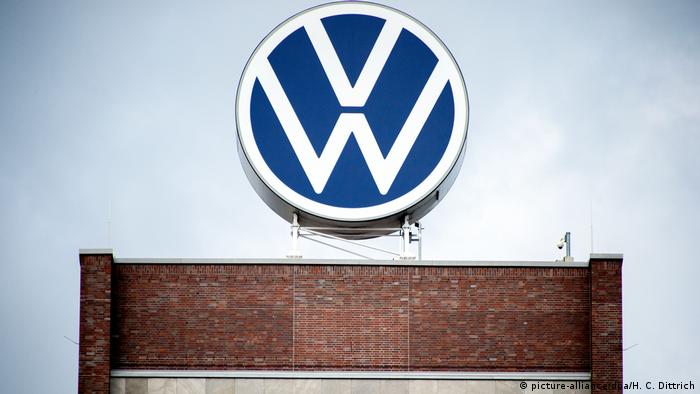 Логотип Volkswagen на крыше администрации головного завода в Вольфсбурге