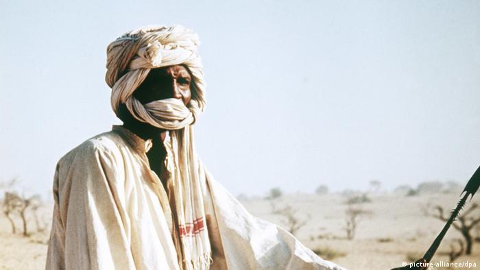 Ein Tubu mit Speer und traditionellem Tuch um Gesicht und Kopf im Tschad (picture-alliance/dpa)