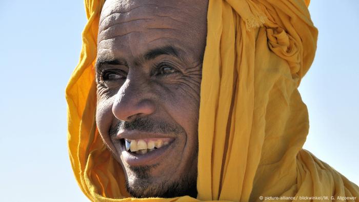 Portrait of a man with a yellow scarf wrapped around his head (picture-alliance / blickwinkel / WG Allgoewer)