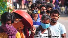 Migrant workers from Madhya Pradesh stand in a queue for medical checkups in a quaratine centre during Government imposed nationwide lockdown as a prventive measure against the COVID-19 corona virus in Allahabad, India on May 1, 2020. Tens of thousands of mirgants and their families showed their way in to buses organised by India's most populated state to get their hometowns amid the coronavirus pandemic. (Photo by Ritesh Shukla/NurPhoto) | Keine Weitergabe an Wiederverkäufer.