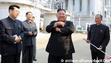 HANDOUT - 01.05.2020, Nordkorea, ---: Dieses von der staatlichen nordkoreanischen Nachrichtenagentur KCNA am 02.05.2020 zur Verfügung gestellte Foto zeigt Kim Jong Un (M), Machthaber von Nordkorea. Rund drei Wochen war Kim Jong Un von der Bildfläche verschwunden - nun hat sich Nordkoreas Machthaber nach Berichten der Staatsmedien wieder in der Öffentlichkeit gezeigt. Kim habe an einer Zeremonie zur Fertigstellung einer Düngemittelfabrik nördlich von Pjöngjang teilgenommen, heißt es. ACHTUNG: Das Foto wurde von der staatlichen nordkoreanischen Nachrichtenagentur KCNA zur Verfügung gestellt. Sein Inhalt kann nicht eindeutig verifiziert werden. Foto: -/KCNA/dpa - ACHTUNG: Nur zur redaktionellen Verwendung im Zusammenhang mit der aktuellen Berichterstattung und nur mit vollständiger Nennung des vorstehenden Credits +++ dpa-Bildfunk +++ |