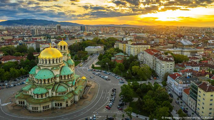 Bulgarien Sofia | Blick über die Stadt & Alexander-Newski-Kathedrale (Imago Images/robertharding/C. Kober)