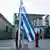 Греческий флаг перед зданием ведомства федерального канцлера