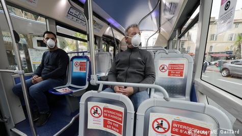 Koronavirüs pandemisi döneminde Fransa'nın Cannes kentinde bir belediye otobüsünde yolculuk yapanlar - (30.04..2020)