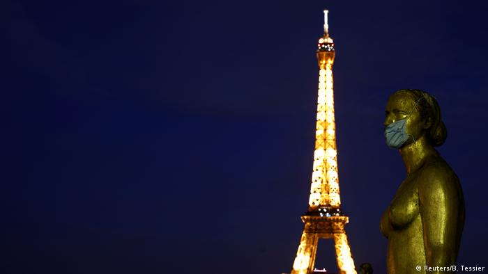 Ейфелева вежа у Парижі ввечері 2 травня під час акції подяки медперсоналу 