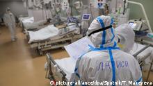 02.05.2020, Russland, Moskau: 6233165 02.05.2020 Medical workers wearing personal protective equipment (PPE) work at Lomonosov Moscow State University's Clinic where patients suffering from the coronavirus disease are treated, in Moscow, Russia. Tatyana Makeyeva / Sputnik Foto: Tatyana Makeyeva/Sputnik/dpa |