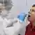 طبيبة روسية تقوم باختبار كشف الإصابة بفيروس كورونا
