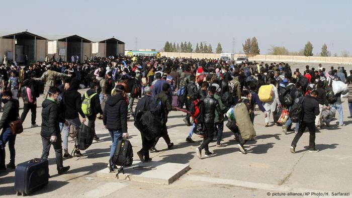 بازگشت مهاجران افغان به افغانستان پس از اوج‌گیری پاندمی کرونا در ایران، مرز هرات مارس ۲۰۲۰