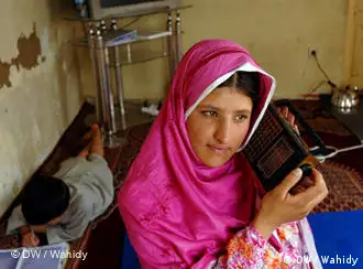 Fotografin Farzana Wahidy - LbE Afghanistan - Frequenzen - Mädchen mit Radio am Ohr