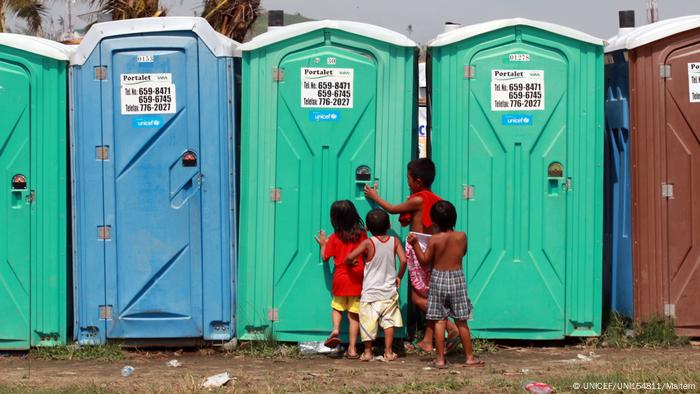 Philippinen | Corona Händehygiene in Slums (UNICEF/UNI154811/Maitem)