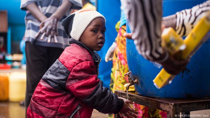 Kenia | Corona Händehygiene in Slums (UNICEF/UNI322682/Ilako)