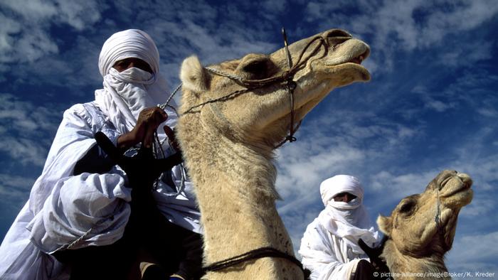 Two veiled Tuareg on camels (picture-alliance / imageBroker / K. Kreder)