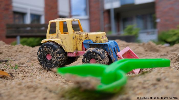 Toy truck in a sandpit (picture-alliance/dpa/M. Gerten)