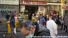 27.04.2020, Italien, Neapel: Kunden mit Mundschutz kaufen Obst und Gemüse in einem Geschäft. Italien führt erste Lockerungen nach wochenlangen Schließungen und Ausgangsbeschränkungen ein. Die Region Kampanien erlaubte am 27. April die Wiedereröffnung von Cafés und Pizzerien für Lieferungen. (Zu dpa: «Wie ein Taucher ohne Sauerstoff: Das Corona-Problem in Süditalien») Foto: Andrew Medichini/AP/dpa +++ dpa-Bildfunk +++ |