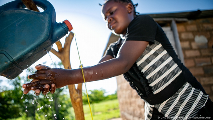 Sambia | Corona Händehygiene in Slums (UNICEF/UNI308267/Karin Schermbrucker)