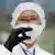 Китай: Медсестра держит в руках шприц с вакциной против коронавируса