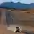 Une voiture sur une route dans le désert