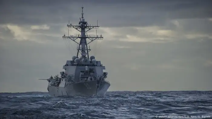美国海军在南中国海举行军演。