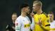 Rami Bensebaini y Erling-Braut Haaland discuten cara a cara durante un partido. Rami Bensebaini y Erling-Braut Haaland discuten cara a cara durante un partido.
