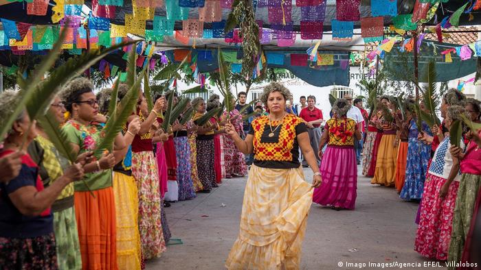 Indigene in Mexiko feiern ein buntes Fest