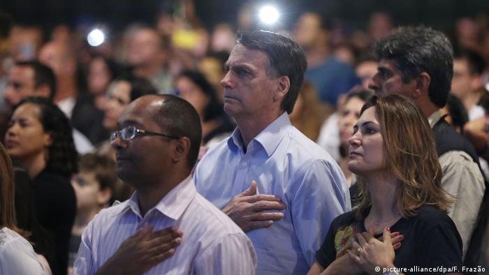 Bolsonaro e sua esposa Michelle durante um culto no Rio de Janeiro Bolsonaro e sua esposa Michelle durante um culto no Rio de Janeiro