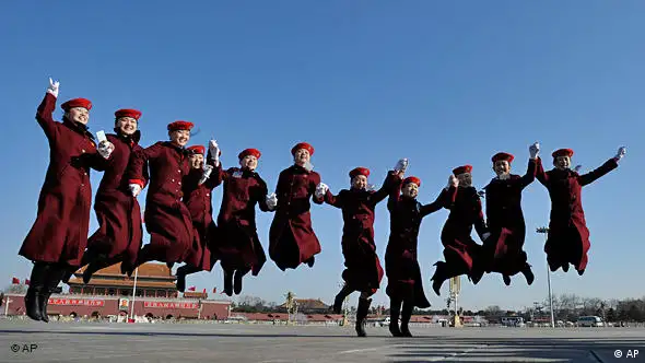 Platzanweiserinnen des Nationalen Volkskongresses in Peking posieren auf dem Tiananmen-Platz (Foto: AP)