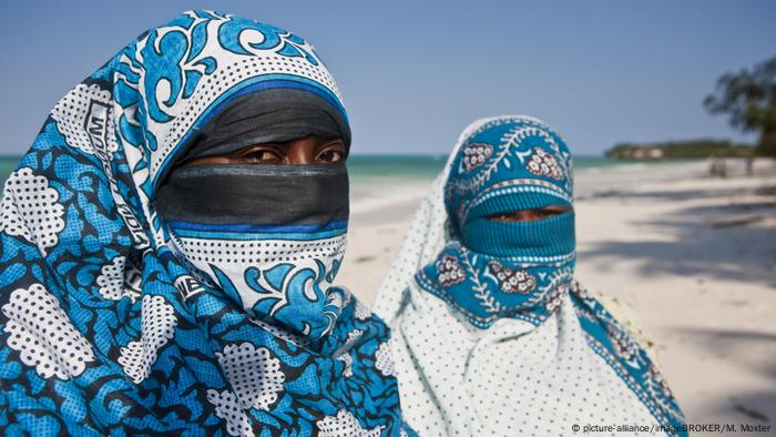 Two veiled women on the beach in Zanzibar (picture-alliance / imageBROKER / M. Moxter)