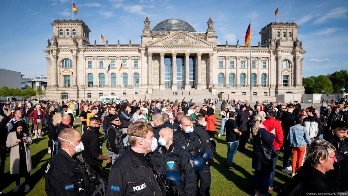 People protest the coronavirus restrictions in front of the Reichstag building (picture-alliance/dpa/K. Nietfeld)