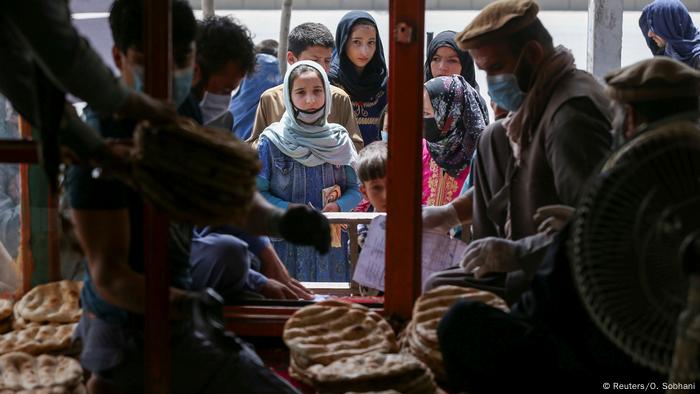 Niñas y mujeres esperan en un reparto de alimentos en Kabul. Niñas y mujeres esperan en un reparto de alimentos en Kabul.