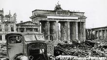 Berlin-Mitte,
Brandenburger Tor
(178891 erbaut von C.G.Langhans).
Ansicht der Zerstörungen bei Kriegsende.
Foto, Mai 1945. |
