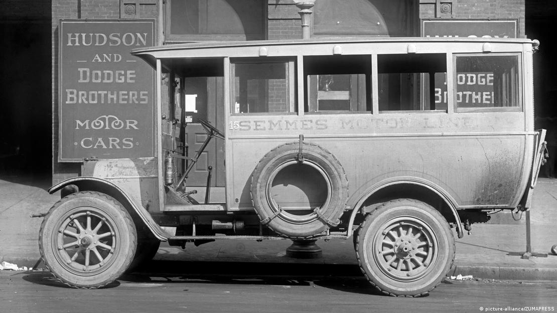 A Semmes Motor Line van in front of a Hudson and Dodge Brothers dealer in 1920