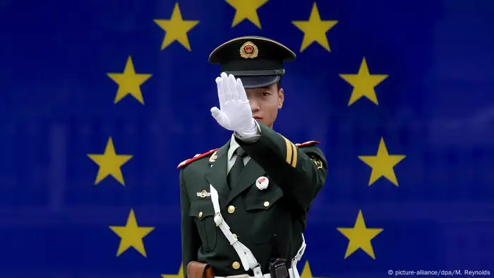Chinesischer Polizist vor EU-Flagge