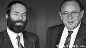 Die beiden deutschen Außenminister Markus Meckel (l, SPD) aus der DDR und Hans-Dietrich Genscher (FDP) aus der Bundesrepublik Deutschland bei ihrem ersten Treffen am 24.04.1990 in Bonn (Foto: picture alliance/dpa)