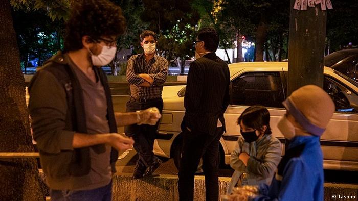 Erdbeben im Iran Menschen auf den Straßen