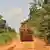 Caminhão transporta madeira na Amazônia brasileira