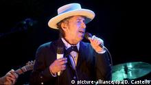 ARCHIV - 14.07.2012, Spanien, Benicassim: US-Rocksänger Bob Dylan tritt bei einem Konzert auf. (zu dpa Ein neuer Song von Bob Dylan: 17 Minuten Erinnerung an die Sixties) Foto: Domenech Castello/EFE / EPA FILE/dpa +++ dpa-Bildfunk +++ |
