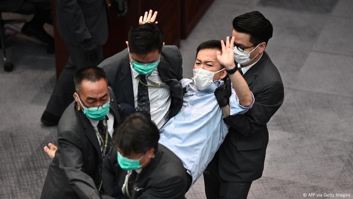 Hongkong | Tumult im Parlament (AFP via Getty Images)