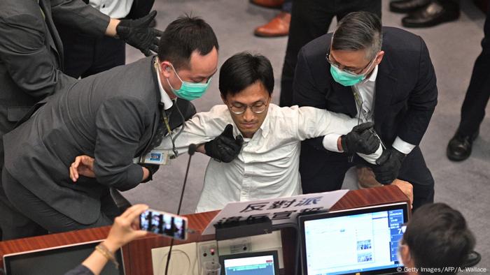 Hongkong | Tumult im Parlament (Getty Images/AFP/A. Wallace)