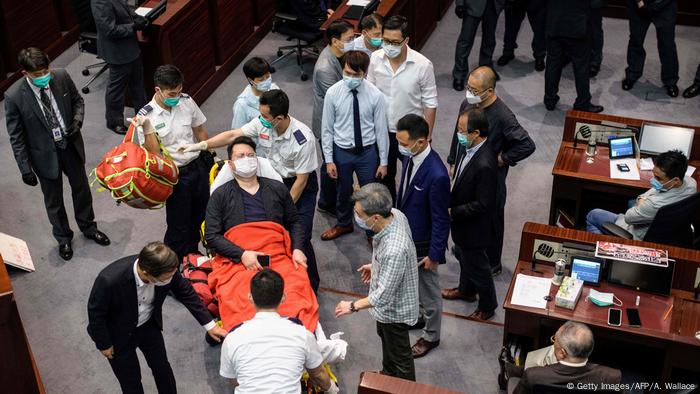 Hongkong | Tumult im Parlament (Getty Images/AFP/A. Wallace)