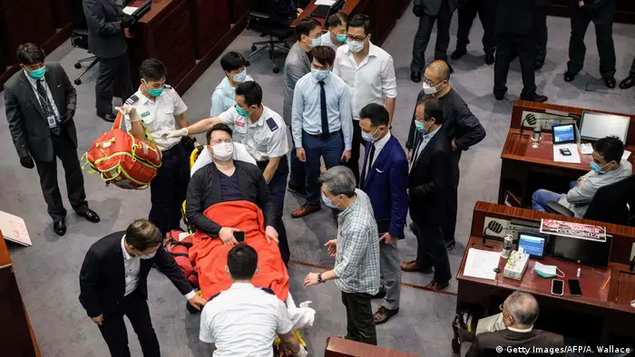 Hongkong | Tumult im Parlament (Getty Images/AFP/A. Wallace)