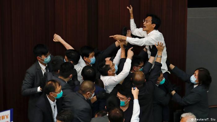 Hongkong | Tumult im Parlament (Reuters/T. Siu)