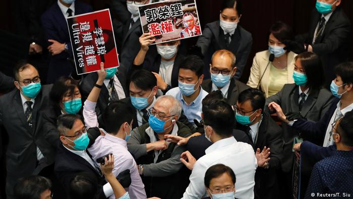 Hongkong | Tumult im Parlament (Reuters/T. Siu)