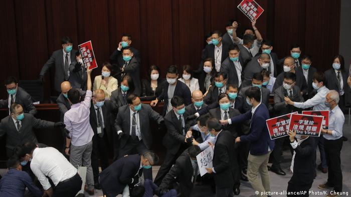 Hongkong | Tumult im Parlament (picture-alliance/AP Photo/K. Cheung)