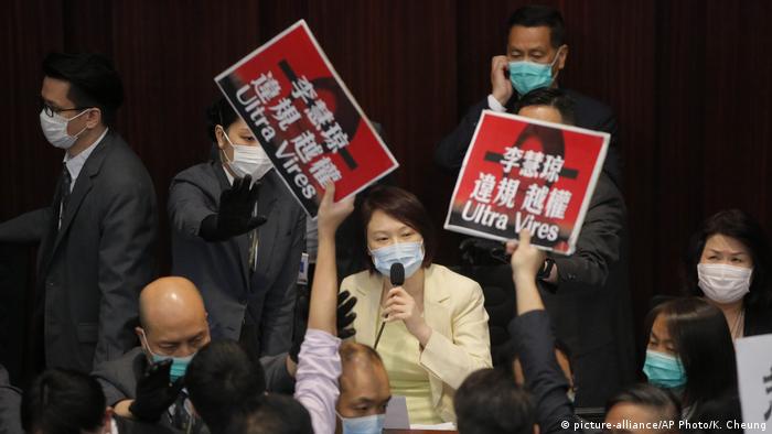Hongkong | Tumult im Parlament (picture-alliance/AP Photo/K. Cheung)