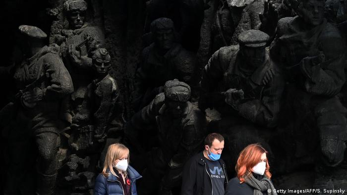 Киевляне у монумента Победы 