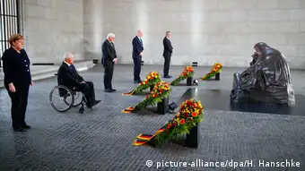 Berlin | 75 Jahre Kriegsende: Angela Merkel, Wolfgang Schäuble, Frank-Walter Steinmeier und Dietmar Woidke bei Kranzniederlegung