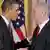 US-Präsident Barack Obama schüttelt dem griechischen Regieungschef Georgis Papandreou in Washington die Hand.(Foto: AP)