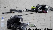 dpatopbilder - 01.05.2020, Berlin: Die Ausrüstung eines Kamerateams liegt nach einem Übergriff zwischen Alexanderplatz und Hackescher Markt auf dem Boden. Laut Polizeisprecherin wurden sieben Personen des Kamerateams von einer mehrköpfigen Personengruppe angegriffen, fünf wurden verletzt und vier von der Feuerwehr in ein Krankenhaus gebracht. Foto: Christoph Soeder/dpa | Verwendung weltweit