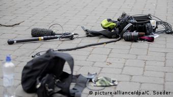 Журналистское оборудование съемочной группы телеканала ZDF после нападения на нее в 2020 году
